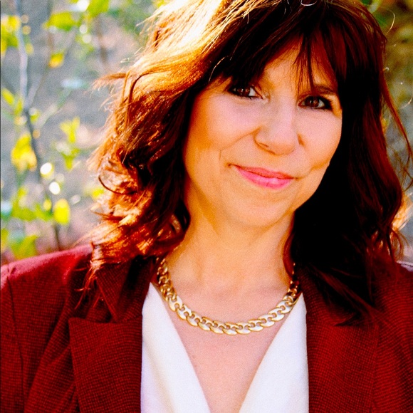 Meet your Posher, Christine - Picture 1 of 4